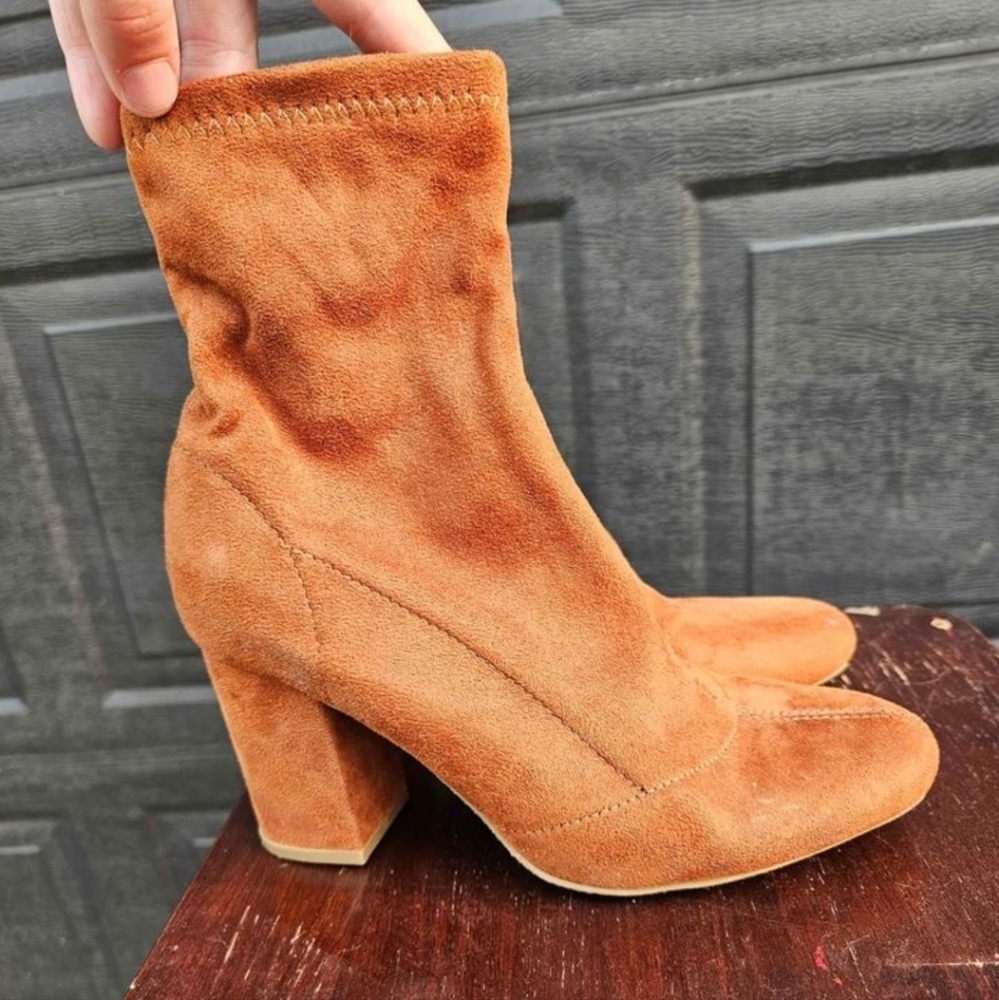 Short velvet brown boots